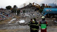 Belum diketahui penyebab kebakaran yang melanda tempat pembuangan sampah plastik tersebut.