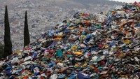 Sampah yang mayoritas plastik tampak menggunung di TPS tersebut.