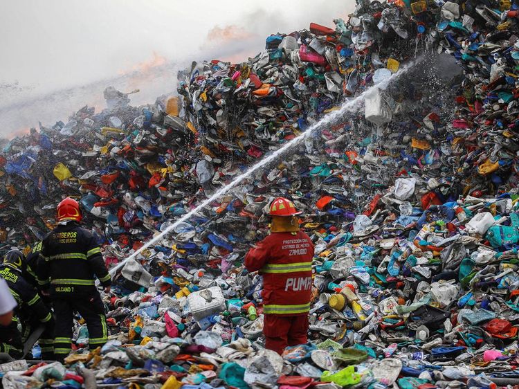 Potret Damkar Berjibaku Padamkan Kebakaran TPS Plastik di Meksiko