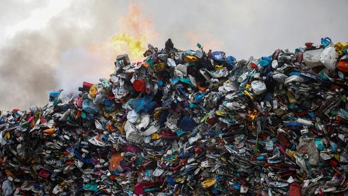 Potret Damkar Berjibaku Padamkan Kebakaran TPS Plastik di Meksiko Kebakaran melanda tempat pembuangan sampah (TPS) plastik di Valle de Chalco, Mexico, Selasa (30/1/2024) waktu setempat. Petugas damkar pun diterjunkan untuk memadamkan kobaran api.