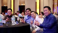 Acara itu bertajuk Trimegah Political and Economic Outlook 2024 di Grand Ballroom, The Ritz-Carlton Pacific Place, Jakarta Selatan, Rabu (31/1/2024). Tampak hadir juga Raffi Ahmad yang juga menjadi pendukung Prabowo duduk satu meja dengan Ara, Erick Thohir dan Boy Thohir.