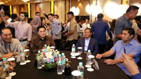 Menteri BUMN Erick Thohir, Maruarar Sirait, Boy Thohir hingga eks Menteri Perdagangan (Mendag) M Lutfi hadir satu meja dengan Prabowo.