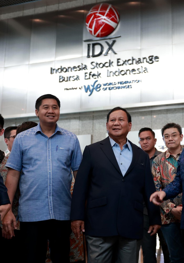 Prabowo dan Ara di Trimegah Sekuritas Capres nomor urut 2 Prabowo Subianto menghadiri acara yang digelar oleh Trimegah Sekuritas di Pacific Place, Jakarta, hari ini. Menteri BUMN Erick Thohir, Maruarar Sirait, Boy Thohir hingga eks Menteri Perdagangan (Mendag) M Lutfi hadir satu meja dengan Prabowo.