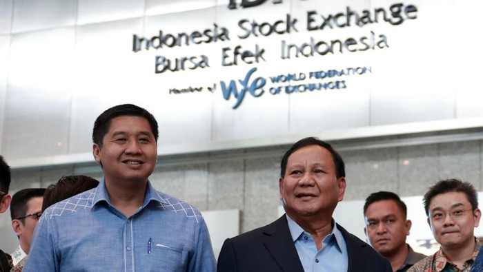 Capres nomor urut 2 Prabowo Subianto menghadiri acara yang digelar oleh Trimegah Sekuritas di Pacific Place, Jakarta, hari ini. Menteri BUMN Erick Thohir, Maruarar Sirait, Boy Thohir hingga eks Menteri Perdagangan (Mendag) M Lutfi hadir satu meja dengan Prabowo.