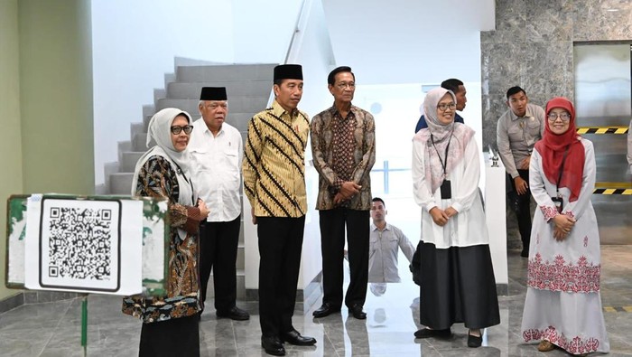 Presiden Joko Widodo (Jokowi) meninjau Masjid Walidah Dahlan yang terletak di kawasan kampus Universitas Aisyiah (Unisa) Yogyakarta.