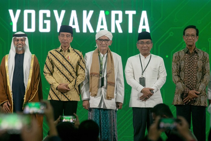 Presiden Joko Widodo (kedua kiri) berfoto bersama Minister of Energy &Infrastructure Arab Saudi Suhail Mohamed Al Mazrouei (kiri), Rais Aam PBNU Miftachul Akhyar (tengah), Ketua umum PBNU Yahya Cholil Staquf (kedua kanan) dan Gubernur DIY Sri Sultan HB X (kanan) seusai meresmikan Kampus Terpadu Universitas Nahdlatul Ulama (UNU) Yogyakarta di Sleman, D.I Yogyakarta, Rabu (31/1/2024). Pada kegiatan yang menjadi salah satu rangkaian puncak Harlah ke-101 NU itu, Presiden Jokowi mengatakan pembangunan kampus terpadu UNU Yogyakarta tersebut merupakan sebuah lompatan kemajuan 50 tahun ke depan bagi NU. ANTARA FOTO/Andreas Fitri Atmoko