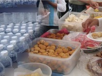 Pria Ini Bete! Temannya Hanya Bawa Air Mineral Saat Ikut Potluck