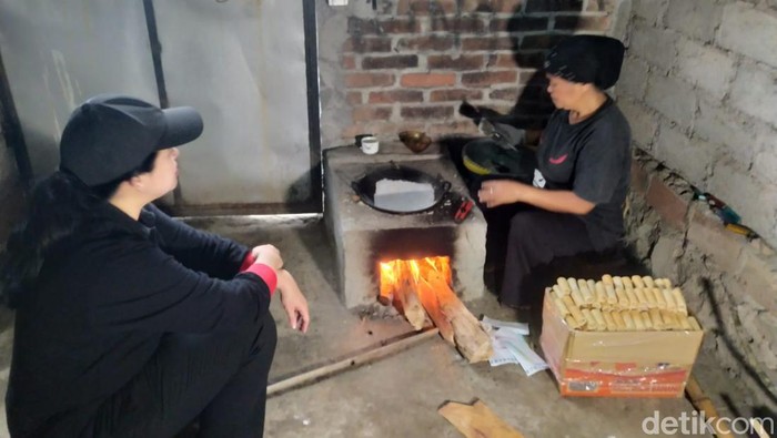 Ketua DPR RI Puan Maharani saat mengunjungi produksi pembuatan kue semprong di Dusun Kerten, Desa Krincing, Kecamatan Secang, Kabupaten Magelang, Rabu (31/1/2024).