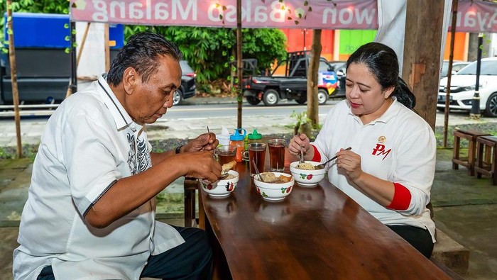 Puan makan bakso bareng Bambang Pacul. (dok. IG Puan Maharani).