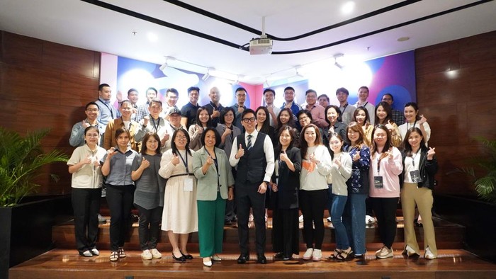 Puluhan Pengusaha Ikuti Workshop Bisnis Bahas Laporan Keuangan Workshop bisnis “Financial Mastery. Cara CEO & Owner Baca Laporan Keuangan” digelar di Swissotel Jakarta PIK Avenue. Diskusi itu menghadirkan Coach Yusman.