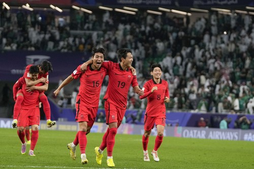 South Koreas players celebrate after the winning penalty in a penalty shootout at the end of the Asian Cup Round of 16 soccer match between Saudi Arabia and South Korea, at the Education City Stadium in Al Rayyan, Qatar, Tuesday, Jan. 30, 2024. (AP Photo/Thanassis Stavrakis)