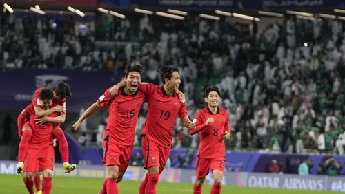South Koreas players celebrate after the winning penalty in a penalty shootout at the end of the Asian Cup Round of 16 soccer match between Saudi Arabia and South Korea, at the Education City Stadium in Al Rayyan, Qatar, Tuesday, Jan. 30, 2024. (AP Photo/Thanassis Stavrakis)