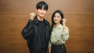 Kim Soo Hyun (kiri) dan Kim Ji Won (kanan) tampak bersemangat menuju penayangan Queen of Tears. (Foto: dok. tvN)