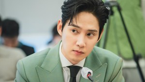 Park Sung Hoon tampil memerankan Yoon Eun Sung, sosok yang punya kedekatan hubungan dengan Queens Group. (Foto: dok. tvN)