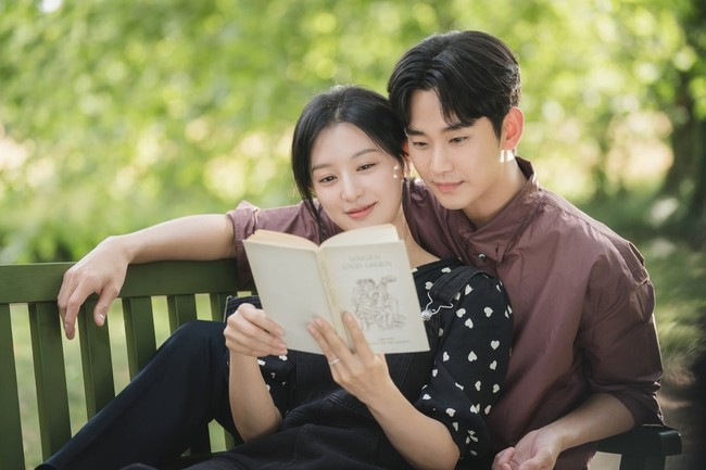 Dalam drama Korea Queen of Tears, Kim Ji Won dikisahkan sebagai putri konglomerat yang menjadi pewaris Queens Group. Sedangkan Kim Soo Hyun adalah pegawai baru di perusahaan tersebut. Foto: dok. tvN