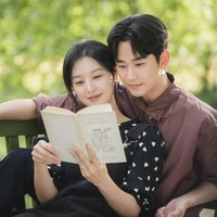 Dalam drama Korea Queen of Tears, Kim Ji Won dikisahkan sebagai putri konglomerat yang menjadi pewaris Queens Group. Sedangkan Kim Soo Hyun adalah pegawai baru di perusahaan tersebut. Foto: dok. tvN