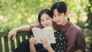 Gimana menurut kamu chemistry Kim Ji Won dan Kim Soo Hyun sebagai suami istri dalam foto ini? (Foto: dok. tvN)