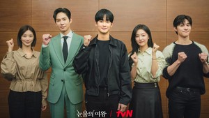 Queen of Tears jadi drama Korea pertama yang menyatukan Kim Soo Hyun dan Kim Ji Won sebagai pasangan suami-istri yang berkonflik. Drakor ini ditulis oleh Park Ji Eun yang sebelumnya sukses dengan Crash Landing On You, My Love From The Star, dan Producer. (Foto: dok. tvN)
