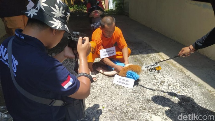 Rekonstruksi kasus suami bunuh istri di Salaman, Magelang, Rabu (31/1/2024). Tersangka Surochmat hadir langsung.