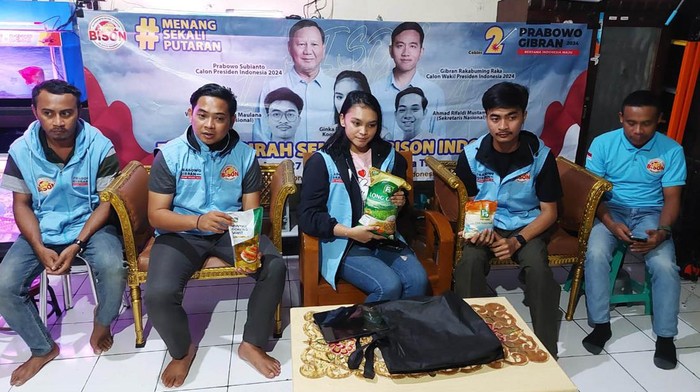 Relawan Bison Buka Suara Soal Tebus Murah Sembako di Pulogadung Relawan Bison Indonesia menggelar jumpa pers terkait program Tebus Murah Sembako di Jakarta, Rabu (30/1/2024).