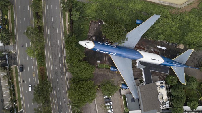 Foto udara restoran Steak 21 yang menggunakan pesawat boeing 7470-400 di Bekasi, Jawa Barat, Rabu (31/1/2024). Restoran tersebut menggunakan konsep private jet dari pesawat Boeing 747-400 dari tahun 2023 dengan kapasitas tamu sebanyak 72 orang. ANTARA FOTO/ Fakhri Hermansyah/foc.