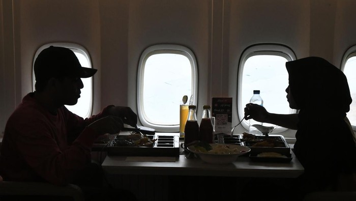 Foto udara restoran Steak 21 yang menggunakan pesawat boeing 7470-400 di Bekasi, Jawa Barat, Rabu (31/1/2024). Restoran tersebut menggunakan konsep private jet dari pesawat Boeing 747-400 dari tahun 2023 dengan kapasitas tamu sebanyak 72 orang. ANTARA FOTO/ Fakhri Hermansyah/foc.