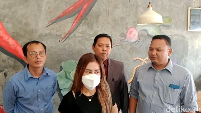 Rosi beserta kuasa hukumnya saat memberikan kesaksian atas KDRT yang dilakukan suaminya di Palembang.
