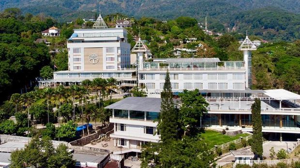 Menghabiskan waktu liburan di Royal Senyiur Hotel adalah salah satu pilihan yang tepat. Terlebih jika ingin menikmati pengalaman menginap yang mengesankan.