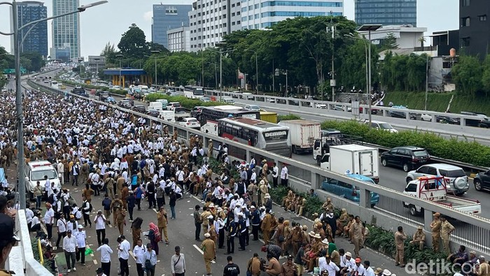 Ruas jalan Tol Dalam Kota depan DPR yang sempat diblokade pendemo kini telah dibuka kembali, Rabu (31/1/2024) pukul 12.45 WIB.