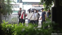 Dalam proses penggeledahan yang dilakukan KPK di Rumah Dinas Bupati Sidoarjo, Ahmad Muhdlor Ali atau Gus Muhdlor. Mereka dijaga oleh petugas kepolisian.
