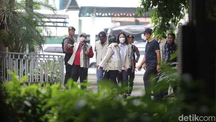 Rumah Dinas Bupati Sidoarjo Digeledah KPK Rumah Dinas Bupati Sidoarjo Digeledah KPK