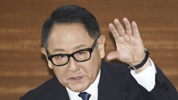 Saat Bos Besar Toyota Minta Maaf Gegara Skandal Toyota Chairman Akio Toyoda bows during a news conference in Nagoya, central Japan, Tuesday, Jan. 30, 2024. Hours after Japanese transport officials raided the plant of a Toyota group company on Tuesday to investigate cheating on engine testing, Toyoda vowed to steer the company out of scandal and ensure the Japanese automaker sticks to