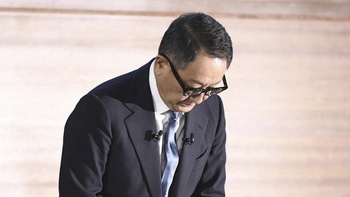 Saat Bos Besar Toyota Minta Maaf Gegara Skandal Toyota Chairman Akio Toyoda bows during a news conference in Nagoya, central Japan, Tuesday, Jan. 30, 2024. Hours after Japanese transport officials raided the plant of a Toyota group company on Tuesday to investigate cheating on engine testing, Toyoda vowed to steer the company out of scandal and ensure the Japanese automaker sticks to βmaking good cars.β (Kyodo News via AP)