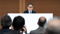 Chairman Toyota Motor Corporation (TMC), Akio Toyoda berbicara saat konferensi pers di Museum Peringatan Industri dan Teknologi Toyota, Rabu (30/1/2024). Toyoda menyampaikan permintaan maafnya kepada semua pihak terkait temuan berbagai skandal grupnya. Getty Images/Tomohiro Ohsumi
