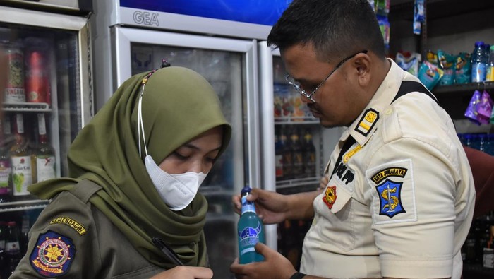 Satpol PP Surabaya temukan ratusan botol miras tanpa izin jual di toko kelontong