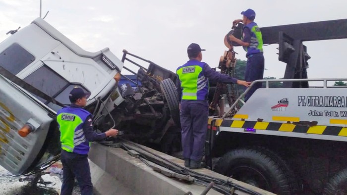 Satu unit truk terguling di di Tol Wiyoto Wiyono kawasan Jakarta Utara (Jakut). Kecelakaan terjadi setelah sopir kehilangan kendali (dok TMC Polda Metro)