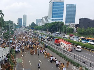 Jalan Tol Depan DPR Diblokade Pendemo, Kendaraan Diputar Balik