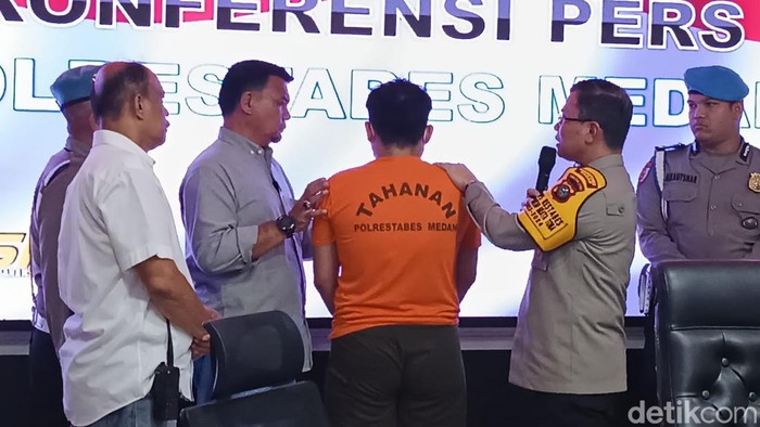 Seorang reseller ditangkap polisi. (Goklas Wisely/detikSumut).