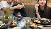 Makan bareng Aaliyah Massaid di restoran Jepang, Thariq justru sibuk berpelukan dengan Rizky Billar yang ikut ke acara makan-makan pasangan ini. Foto: Instagram @thariqhalilintar
