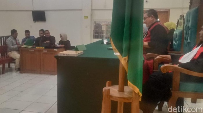 Sidang perdana kasus bayi yang meninggal dunia pasca melakukan imunisasi digelar di Pengadilan Negeri Palembang.