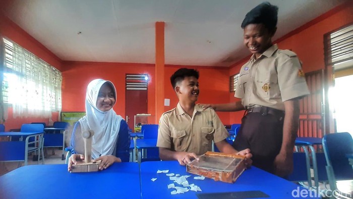Siswa SMP membuat berbagai karya elektronik dari barang bekas.