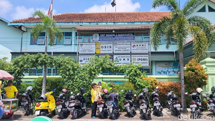 SMP Negeri 2 Surakarta terpaksa harus belajar dari rumah, karena adanya kampanye Partai Golkar, Rabu (31/1/2024).