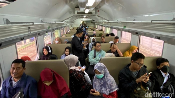 Suasana di KA Lokal Padalarang-Cicalengka