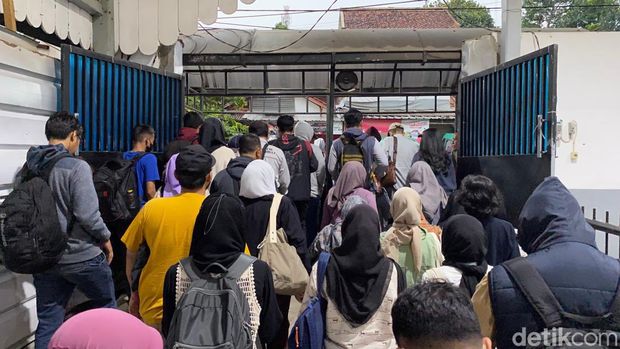 Suasana di KA Lokal Padalarang-Cicalengka