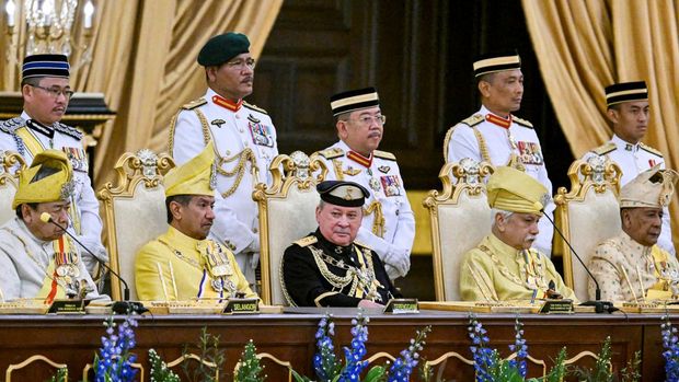 Sultan Johor, Sultan Ibrahim Iskandar duduk saat upacara pengambilan sumpah sebagai Raja Malaysia ke-17 di Istana Nasional di Kuala Lumpur, Malaysia pada 31 Januari 2024. (via REUTERS/POOL)