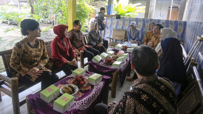 Kepala Eksekutif Pengawas Perilaku Pelaku Usaha Jasa Keuangan, Edukasi dan Pelindungan Konsumen OJK Friderica Widyasari Dewi (kiri) bersama Plt Kepala Badan Pusat Statistik (BPS) Amalia Adininggar Widyasanti (dua kiri) dan Kepala Departemen Literasi, Inklusi Keuangan dan Komunikasi OJK Aman Santosa (tiga kiri) melakukan survei di Yogyakarta, Selasa (30/1/2024). Survei Nasional Literasi dan Inklusi Keuangan (SNLIK) 2024 dilakukan OJK bekerja sama dengan BPS yang bertujuan untuk mengetahui tingkat literasi dan inklusi keuangan masyarakat Indonesia sebagai bahan evaluasi dan dasar perencanaan program pemerintah terkait literasi dan inklusi keuangan di Indonesia. ANTARA FOTO/Hendra Nurdiyansyah/rwa.