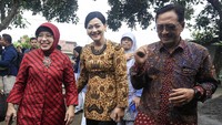 Kepala Eksekutif Pengawas Perilaku Pelaku Usaha Jasa Keuangan, Edukasi dan Pelindungan Konsumen OJK Friderica Widyasari Dewi (tengah) bersama Plt Kepala Badan Pusat Statistik (BPS) Amalia Adininggar Widyasanti (kiri) dan Kepala Departemen Literasi, Inklusi Keuangan dan Komunikasi OJK Aman Santosa (kanan) melakukan survei di Yogyakarta, Selasa (30/1/2024).