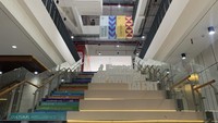 Tangga di dalam Gedung UNU Yogyakarta dibuat dengan adanya kalimat yang mencerminkan kemajuan pendidikan. (Fahri Zulfikar/detikEdu)
