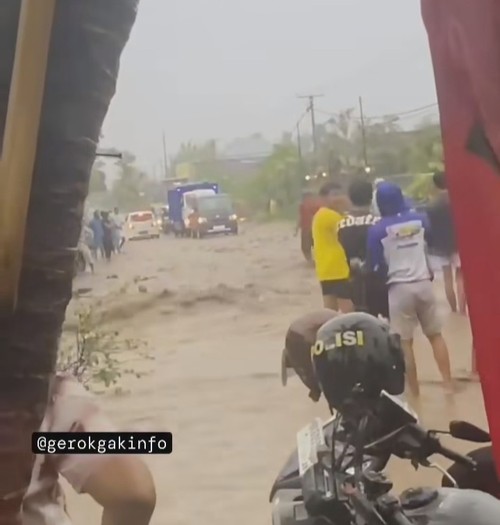 Tangkapan layar video banjir yang terjadi di Desa Penyabangan, Kecamatan Gerokgak, Kabupaten Buleleng, Bali, Rabu (31/1/2024). (Istimewa)