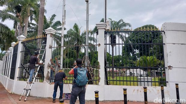 Tembok Pagar DPR yang Dirusak Massa Demo Mulai Diperbaiki